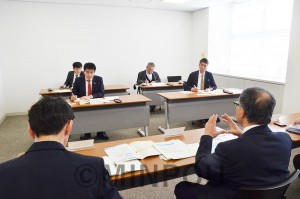 入管の各施設を視察する、たつみ議員と清水氏＝16日、大阪市住之江区内