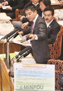 参院安保特別委で質問するたつみ議員＝2015年８月26日