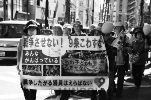 １１０人が参加した「みんなで歩こう・市民パレードＩＮとよなか」＝３日、豊中市内 