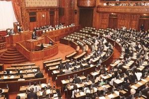 参院本会議で中谷防衛大臣の問責決議案に対する賛成討論を行うたつみ参院議員＝2015年９月18日未明（「しんぶん赤旗」提供）