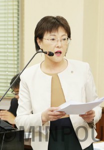 質問する石川たえ府議