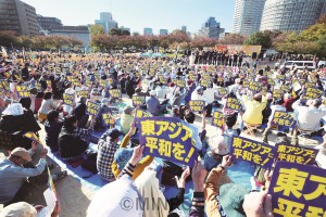 プラカードを掲げて憲法改悪許さないと訴える人たち＝３日、大阪市北区内 