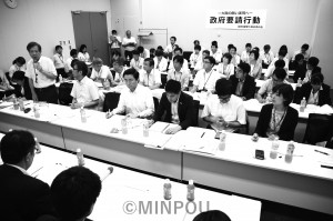 災害対策など切実な府民要求を求めて日本共産党大阪府委員会が行った政府交渉には、国会議員団、府議団、府内20市町の地方議員団が参加しました＝７月25日、東京・衆院第２議員会館 