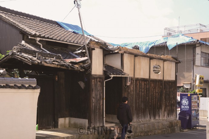 台風21号の直撃から、11月４日で２カ月。大阪市内各地には暴風の爪痕がまだ残されています。写真上は大阪市中央区内。同下は同市中央区内の大阪城公園の桃園＝10月30日 