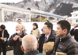 リニア中央新幹線実験線を視察し、沿線住民から話を聞く、たつみ議員ら＝２０１４年２月13日（「しんぶん赤旗」提供） 