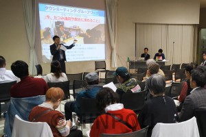 タウンミーティングで「政治を国民の手に取り戻そう」と呼び掛けるたつみ議員＝１日、大阪市中央区内 