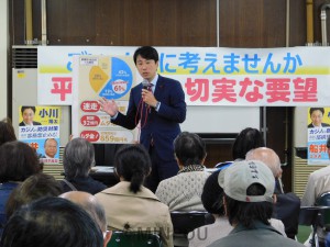 懇談会で報告する小川陽太市議＝11月17日、大阪市平野区内