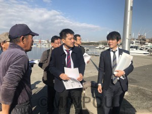 堺市の漁港を訪れ、漁業関係者から被害状況や要望などを聞くたつみ議員、森田市議ら＝11月25日、堺市西区内