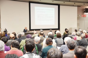 大阪革新懇が開いた「文化と講演のつどい」で話す宮本憲一氏＝15日、大阪市北区内