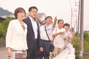 リニア車両基地予定地を視察（左から）田村智子、たつみコータローの両参院議員＝2014年７月19日