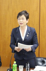 質問に立つ山中議員＝13日、大阪市議会大都市税財政制度特別委員会