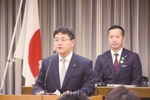 一般質問で、万博を隠れみのにしたカジノ誘致は断念し、市民の暮らしと中小企業を応援する市政への転換を求める井上ひろし議員＝11月30日、大阪市議会本会議場 