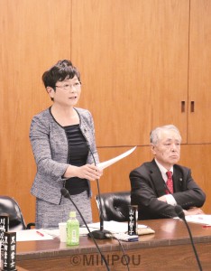 大阪市議会大都市税財政特別委員会で質問する山中幹事長。右は瀬戸一正団長＝11日 