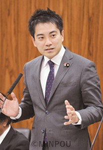 国土交通委員会で質問するたつみ議員＝２０１５年３月26日 