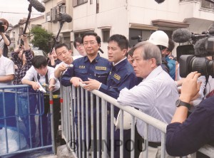 大阪北部地震で、高槻市の小学校のブロック塀が倒壊した現場を、たつみコータロー参院議員、宮原たけし府議らと共に訪れた山下議員＝２０１８年６月19日、高槻市内