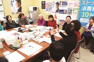 笑いが絶えない桃谷東平支部の班会議。政治問題から近況まで自由に交流、学習しながら、みんなで活動を分担しています＝2018年12月６日、大阪市中央区内 