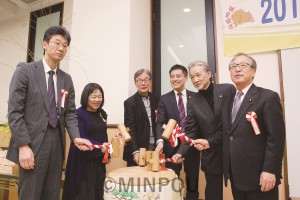 明るい会新春のつどいで鏡開きをする、各界からの来賓＝18日、大阪市北区内 