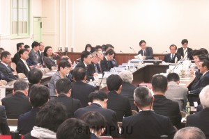 今井会長（維新）が職権で招集して開催を強行した第18回法定協＝11日、府庁内 