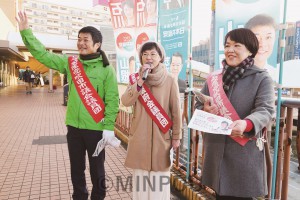 JR吹田駅前で訴える（左から）山根たけと市議、石川たえ府議、玉井みき子市議＝７日、吹田市内 