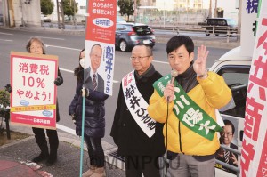 スーパー前で訴える（右から）小川陽太大阪市議、船井ひさき府議候補＝６日、大阪市平野区内 