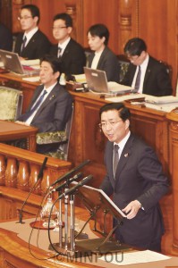 参院本会議で安倍首相への問責決議案の賛成討論に立つ山下よしき議員＝2018年12月７日深夜、参院本会議場（「しんぶん赤旗」提供） 