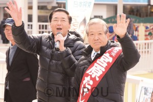 「宝の議席必ず」と、宮原たけし府議団長と共に訴える山下よしき副委員長＝３日、高槻市内 