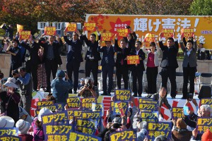 １万２千人が参加した「おおさか総がかり集会」。安倍９条改憲に反対する市民と野党の共闘が大きく広がっています＝2018年11月３日、大阪市北区内