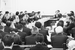 自民党の動議をめぐって紛糾した第20回法定協＝１月29日、府庁内 