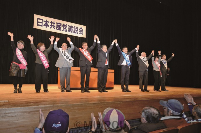 日本共産党演説会で声援を受ける左から田中、おち、杉本の各八尾市議、小松府議候補、小池書記局長、たつみ参院議員、大野、谷沢、内藤の各八尾市議＝１月27日、八尾市内