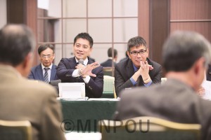 野党合同ヒアリングで質問するたつみ参院議員と宮本衆院議員＝17日、吹田市内