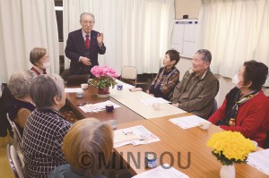 日本共産党梅香支部の「つどい」で訴える、せと一正大阪市議団長＝２日、大阪市此花区内