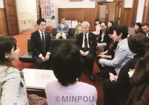 原告らと懇談するたつみ議員＝2015年３月、国会内（辰巳孝太郎事務所提供）