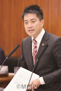 計画見直しを求める住民と共に交渉するたつみ議員＝2016年12月21日、大阪府庁 