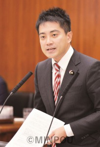 質問するたつみコータロー議員＝２０１６年３月、参院厚労委（「しんぶん赤旗」提供）