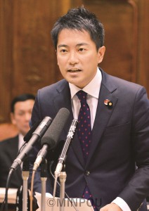 質問するたつみ議員。いつも胸にはＪＡＬ争議支援の赤いバッジが＝２０１５年３月19日、参院予算委（「しんぶん赤旗」提供） 