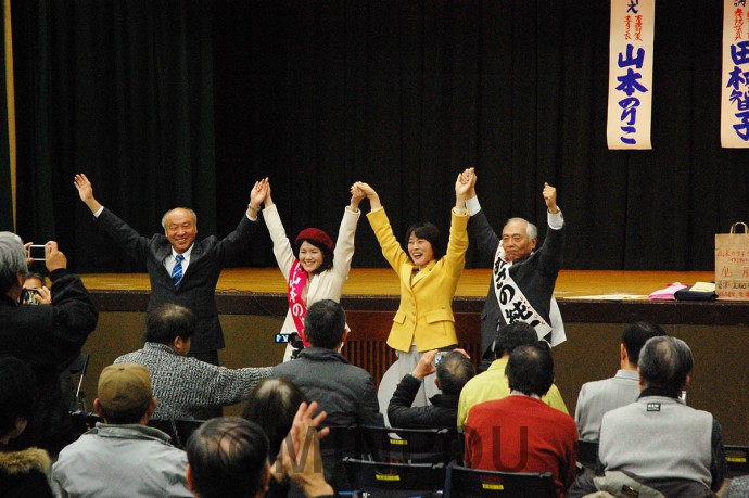     大阪市東住吉区の演説会で声援に応える右から、あさの府議候補、田村副委員長、山本大阪市議候補、江川繁大阪市議＝16日