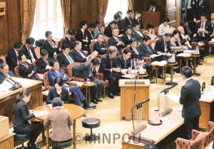 質問するたつみ議員＝2017年１月31日、参院予算委員会（「しんぶん赤旗」提供）