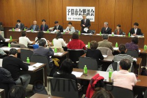 日本共産党大阪市議団が開いた懇談会＝２月20日、大阪市役所内