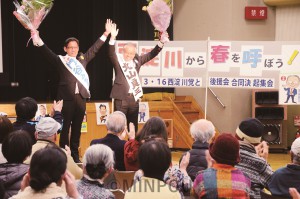 決起集会で声援に応える（左から）門谷、北山の両氏＝16日、大阪市西淀川区内