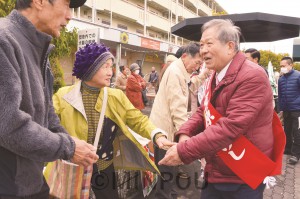 演説に集まった聴衆と握手する宮原府議＝16日、高槻市内