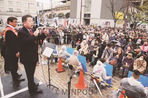 街頭演説に詰めかけた聴衆を前に、府議選・東大阪市区（定数５）で、うち海公仁候補（左）の勝利を必ずと訴える小池晃書記局長（その右）＝10日、東大阪市内 