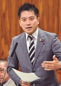 質問するたつみ議員＝2013年11月18日、参院国交委 