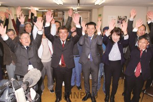 初当選した内海公仁氏（前列左から２人目）と、たつみ参院議員（その右）、東大阪市議候補ら＝８日未明、東大阪市内