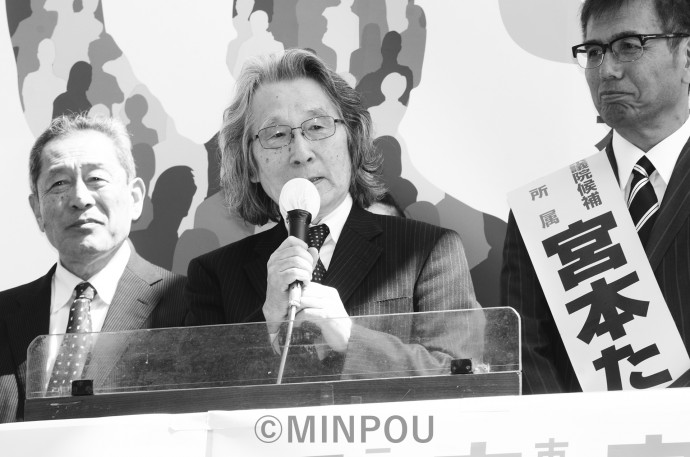 宮本候補（右）の勝利をと訴える市民連合呼び掛け人の広渡清吾氏（中央）＝９日、寝屋川市内 