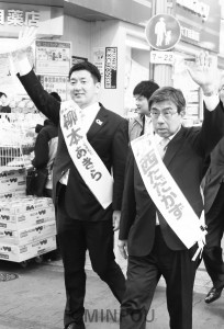 商店街で支持を呼び掛ける小西知事候補と柳本大阪市長候補＝３月30日、大阪市北区内 