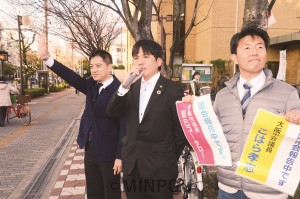 訴える（左から）たつみ参院議員、こはら市議候補、あだち府議候補＝24日、大阪市大正区内 