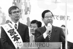 宮本候補（左）と共に訴える日本共産党の志位委員長＝14日、四條畷市内