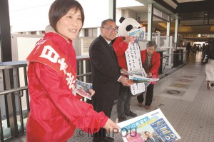 泉北高速泉ケ丘駅前のロングラン宣伝でビラを配る城候補と藤本候補＝24日、堺市南区内 