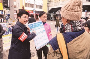 シール投票で市民と対話する、みわ智之府議候補（左）と、やなぎだて輝幸枚方市議候補（その右）。「カジノは反対」など維新政治への怒りや日本共産党の期待が相次ぎました＝24日、枚方市内 