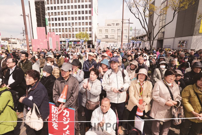 志位委員長の訴えを聞く聴衆＝３月31日、東大阪市内 